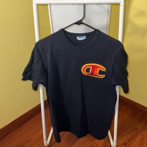 CHAMPION
MEN`S HERITAGE TEE FLOSS STITCH C LOGO